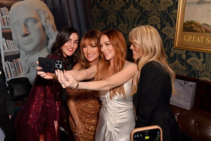 Lindsay Lohan con su hermana Ali, Jane Seymour y su madre Dina en el estreno de su última película