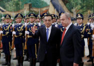 Israeli Prime Minister Benjamin Netanyahu (R) and China's Premier Li Keqiang attend a welcoming ceremony at the Great Hall of the People in Beijing, China March 20, 2017. REUTERS/Jason Lee