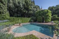 El terreno que rodea a la villa principal cuenta con piscina, sauna, parques, olivares, una tumba etrusca del siglo VII a. C. y jardines de estilo italiano diseñados por el arquitecto Paolo Pejrone. (Foto: <a href="http://www.christiesrealestate.com/sales/detail/170-l-78074-1908050637437485/villa-la-vagnola-cetona-si" rel="nofollow noopener" target="_blank" data-ylk="slk:Christie's Real Estate;elm:context_link;itc:0;sec:content-canvas" class="link ">Christie's Real Estate</a>).