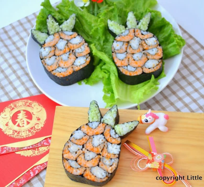 <p>Les sushis peuvent également prendre n’importe quelle forme. Laissons notre imagination faire son œuvre et voici l’exemple d’un fruit et plus précisément d’un ananas. Crédit photo : Little </p>