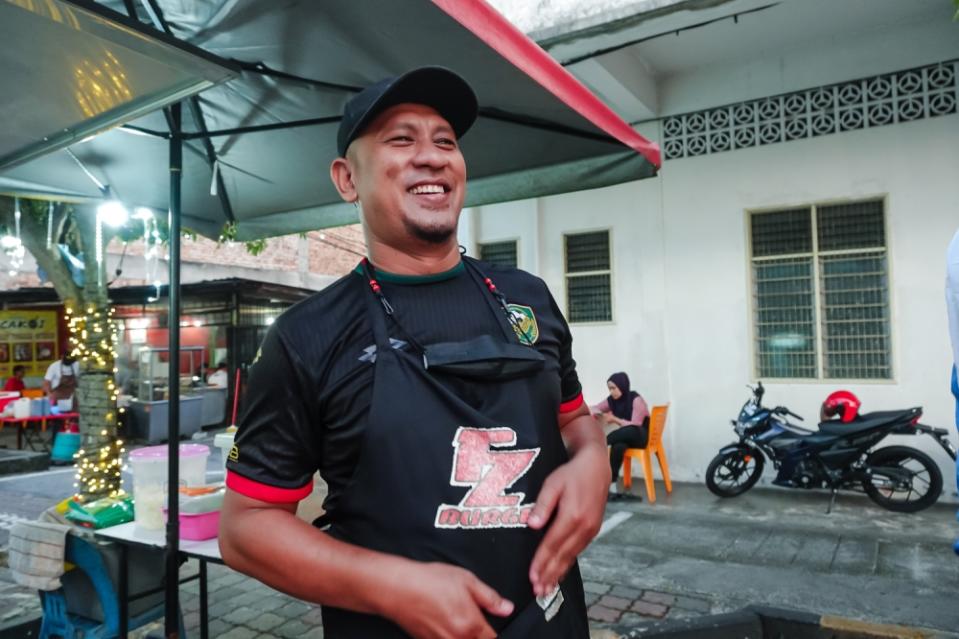 Burger seller Mohd Faizal Zainal Abidin says rules must be followed during political campaigning. —Picture by Raymond Manuel