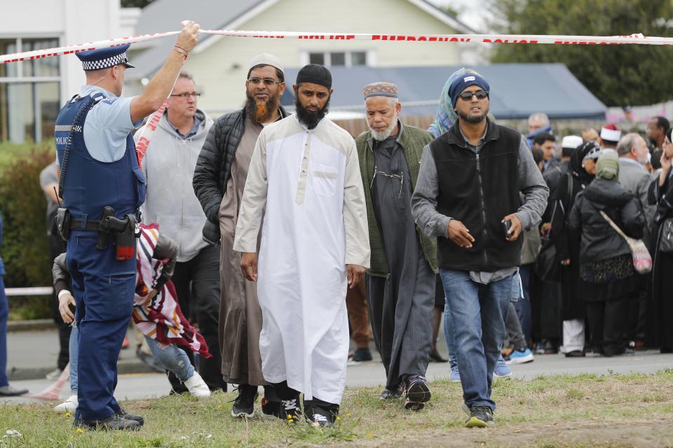Muslime verlassen nach einer speziellen Zeremonie die Linwood-Moschee in Christchurch. (Bild: AP Photo/Vincent Thian)