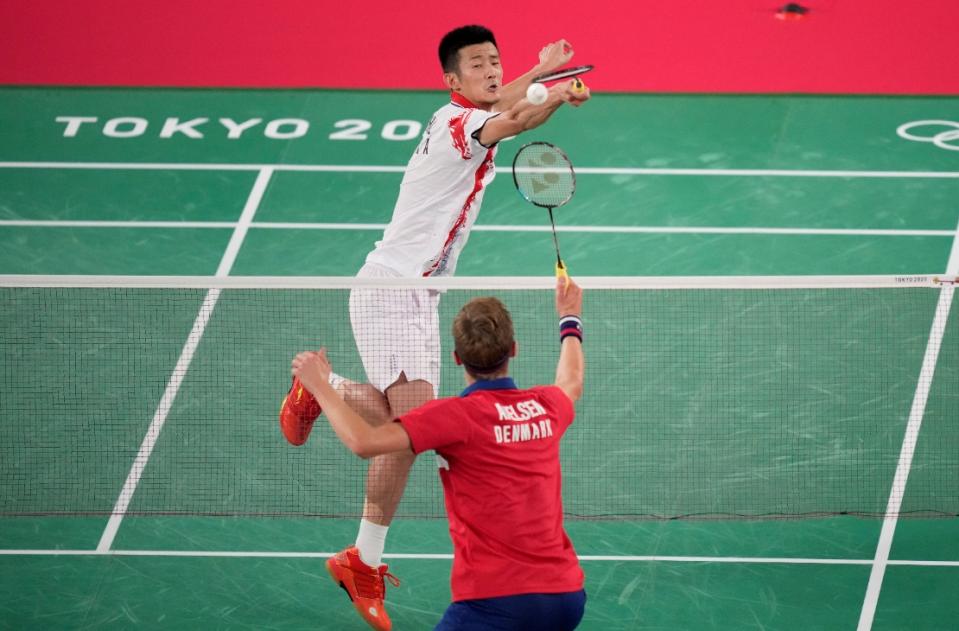 諶龍在金牌戰不敵丹麥好手安賽龍（Viktor Axelsen）。（圖／AP）