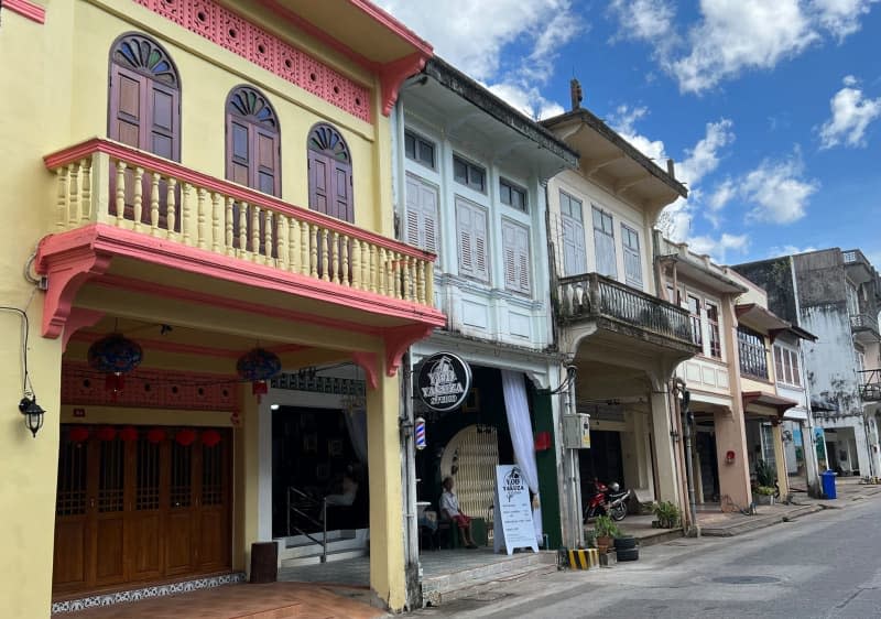 The old town centre of Takua Pa: Tin mining flourished here in the 19th century, attracting traders from China, England and Portugal. Pastel-coloured buildings in Sino-Portuguese architecture as well as shrines and small temples, Chinese lanterns and arcades are reminiscent of this time. Carola Frentzen/dpa