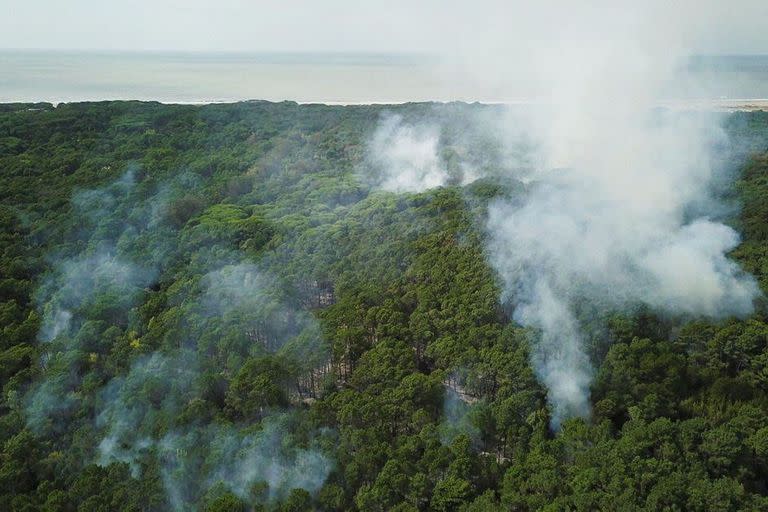 Vista aérea del incendio en Cariló