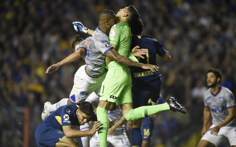 Dede of Brazil's Cruzeiro, left, and Esteban Andrada, goalkeeper of Argentina's Boca Juniors, clash during a Copa Libertadores quarterfinal soccer match in Buenos Aires, Argentina, Wednesday, Sept. 19, 2018. (AP Photo/Gustavo Garello)