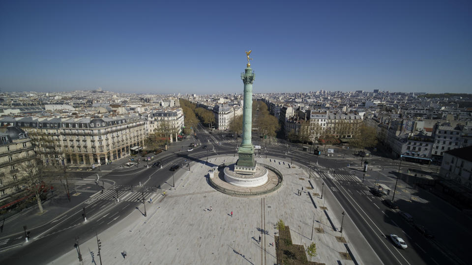 Fotografía del domingo 5 de abril del 2020 de la Plaza de la Bastilla durante el brote del coronavirus en París. (AP Foto/Lesdronographes)