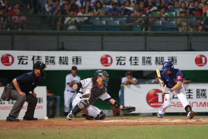 20171008-2017亞洲棒球錦標賽冠軍賽，由中華隊再戰日本隊，圖為中華隊進攻時日本隊投手發生暴投。（顏麟宇攝）