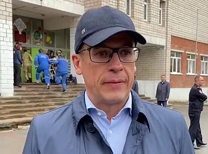 Alexander Brechalov gives a statement in front of school No 88 in Izhevsk (Telegram/AFP/Getty)