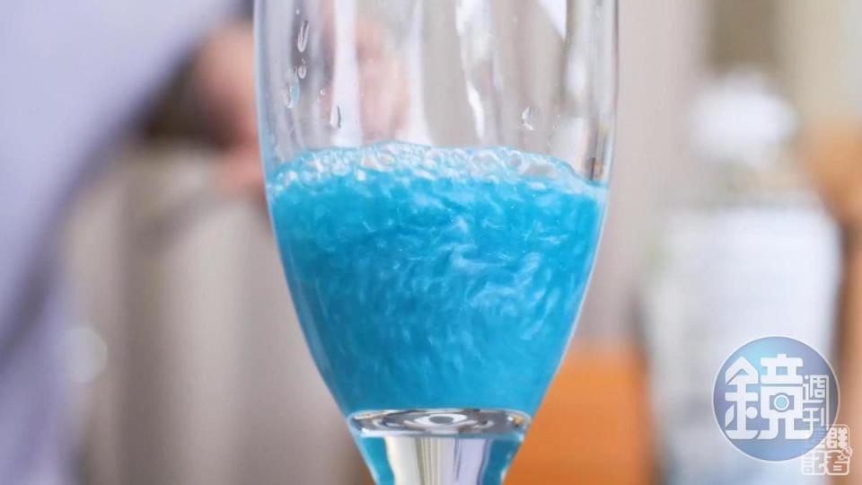 清澈透明的飲料非常適合加烘焙珠光粉。