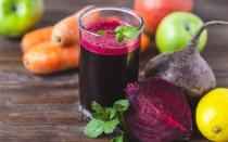 Dieser Smoothie ist immer eine gute Idee: Die Karotten und Rote Bete stecken voller wertvoller Antioxidantien und Vitamine. Die rote Knolle sowie Zitronen sorgen dafür, dass der Körper Eisen gut aufnehmen kann. So ist dieser Smoothie auch empfehlenswert für Frauen, um nach der Menstruation den Eisenspiegel aufzufüllen. Ein Apfel spendet Extrasüße. (Bild: iStock )