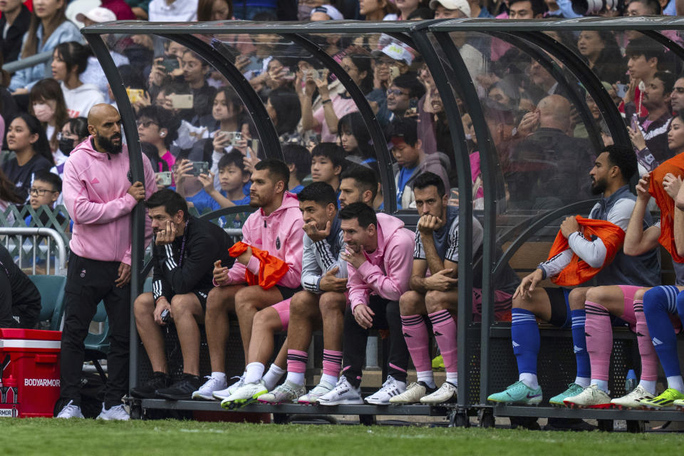 Lionel Messi del Inter Miami observa desde la banca el duelo amistoso ante un equipo de Hong Kong, el domingo 4 de febrero de 2024, en Hong Kong. (AP Foto/Louise Delmotte)