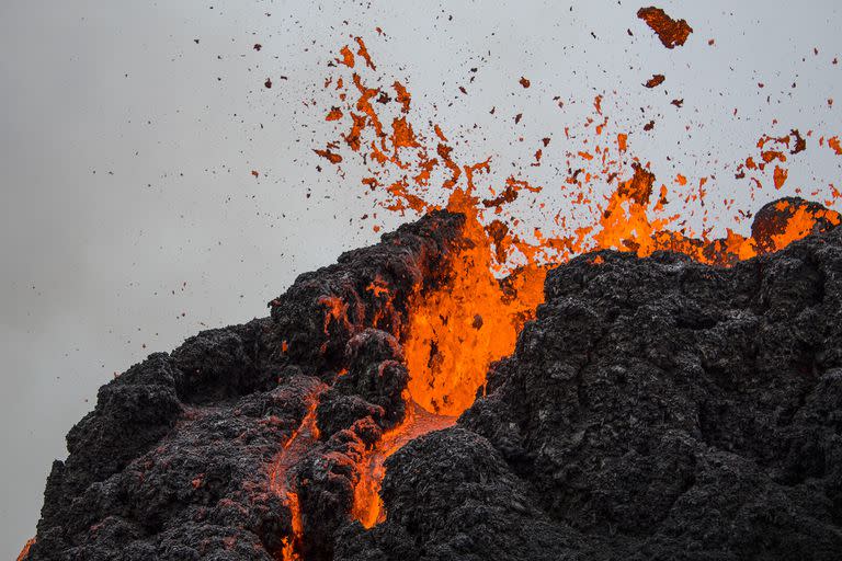 Impactantes imágenes de la erupción del volcán Fagradalsfjall en Islandia