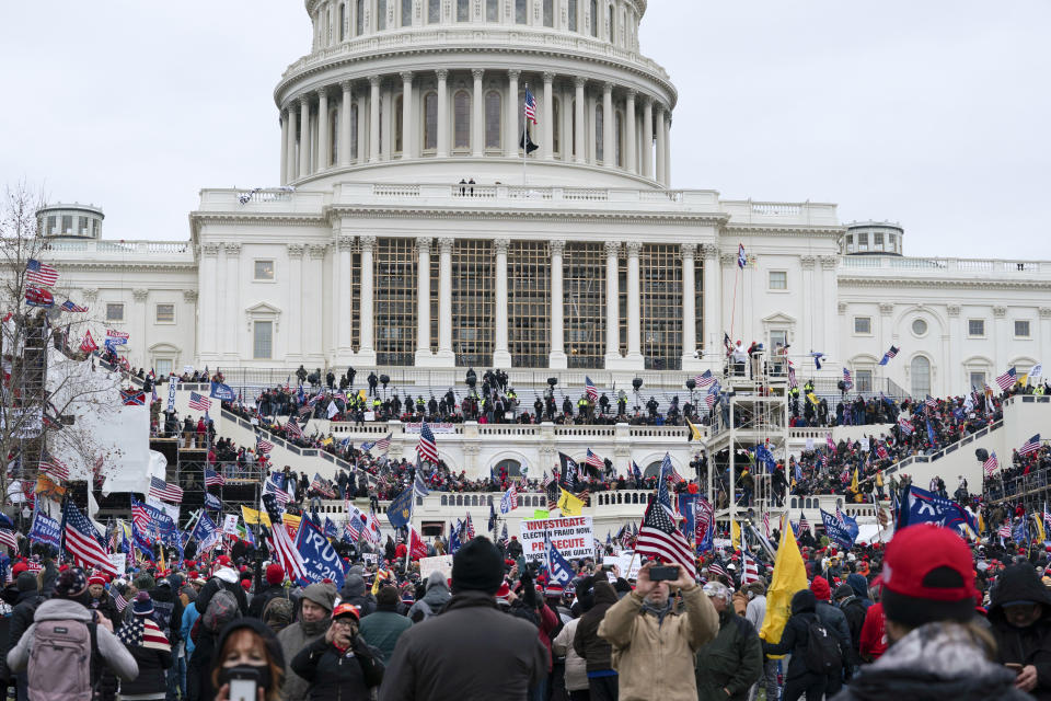 Seguidores de Trump frente al Capitolio, el miércoles 6 de enero de 2021 en Washington. (Foto AP / Jose Luis Magana)