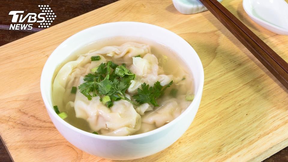 夏至當天全家一同吃餛飩，有闔家團圓的吉祥意義。（示意圖／shutterstock達志影像）