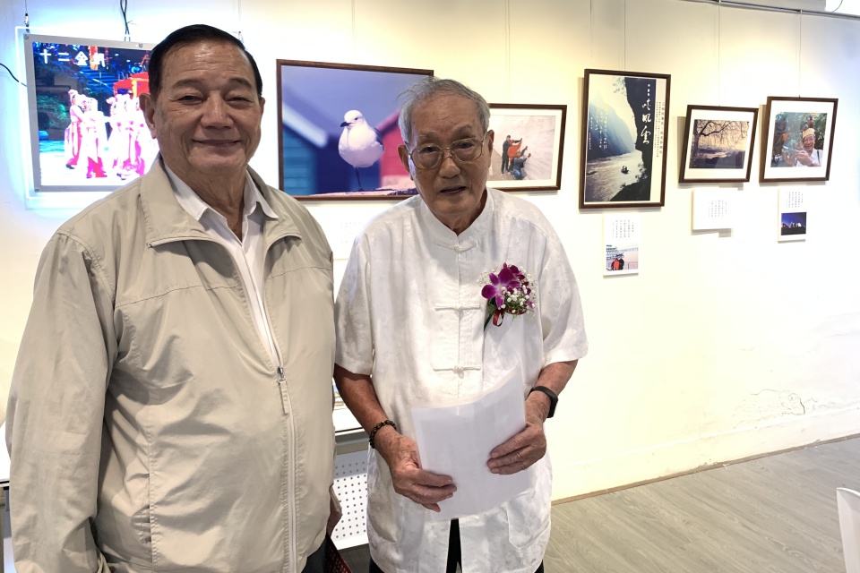 臺東百歲藝術家金谷園先生(右)與寶桑吟詩社社長陳清正(左)