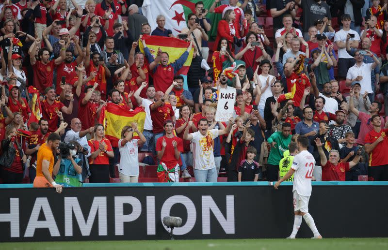 Foto del lunes del futbolista español Pablo Sarabia celebrando con los hinchas la clasificación a los cuartos de final de la Euro