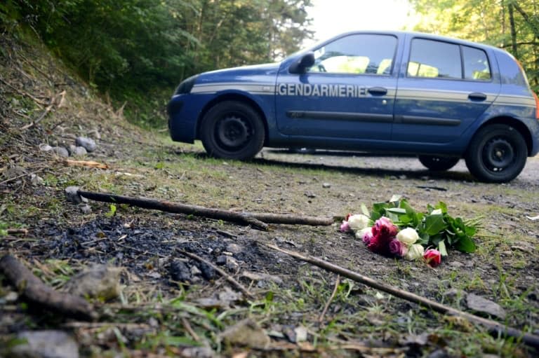 Un bouquet de fleurs en hommage aux victimes, sur le lieux de la tuerie de Chevaline, près d'Annecy (est de la France), où quatre personnes ont été tuées le 5 septembre 2012

 - Philippe DESMAZES © 2019 AFP