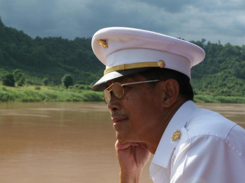 Der Mekong ist nicht leicht zu befahren: Kapitän Khampet muss in der Trockenzeit mit seinem Schiff schmale Fahrrinnen befahren, in der Regenzeit auf Stromschnellen achten. Foto: Detlef Berg