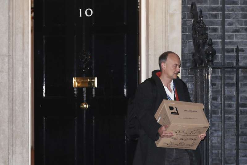 11月13日，英國首相高級顧問、「脫歐大將」康明斯遭首相強森掃地出門。（AP）