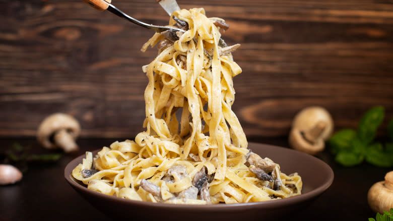 fettuccine pasta with mushrooms