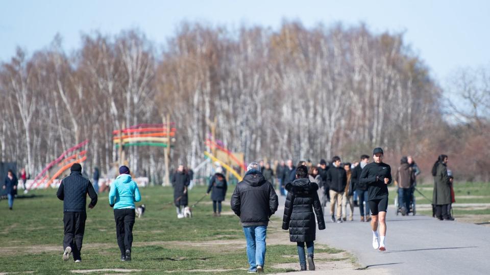 Menschen gehen trotz der Empfehlung des Gesundheitsministeriums zuhause zu bleiben, im Mauerpark in Berlin spazieren.