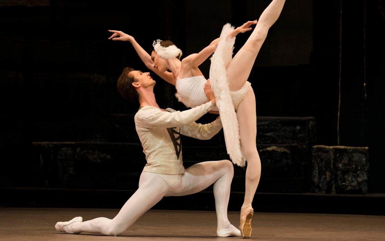 Semyon Chudin and Olga Smirnova perform in Swan Lake - amx