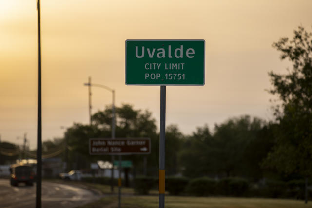 Un letrero que indica los límites de la ciudad en Uvalde, Texas, el miércoles, el día posterior a un tiroteo masivo que dejó un saldo de muertes de diecinueve estudiantes de primaria y dos maestras, el 25 de mayo de 2022. (Ivan Pierre Aguirre/The New York Times)
