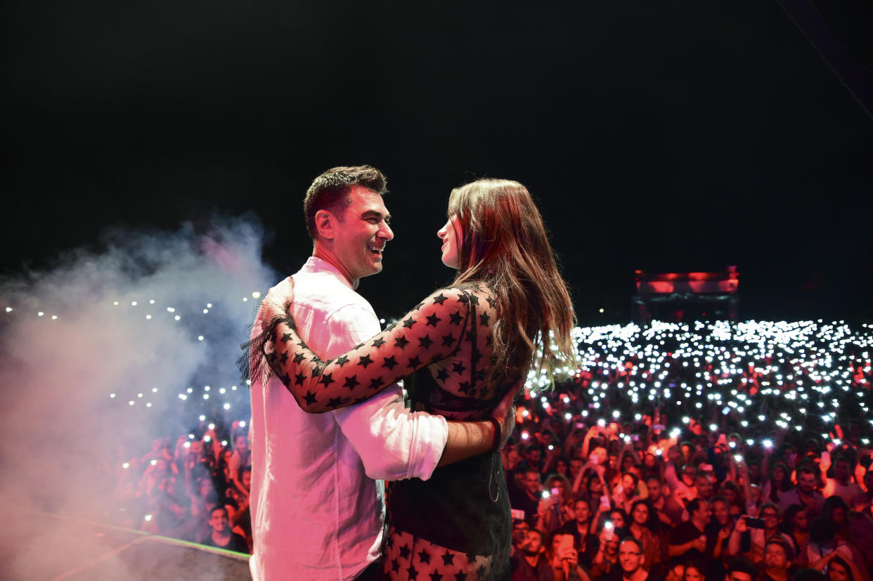 Dua Lipa mit ihrem Vater Dukagjin beim Sunny Hill Festival in Pristina im Kosovo. (Bild: Armend Nimani/AFP/Getty Images)