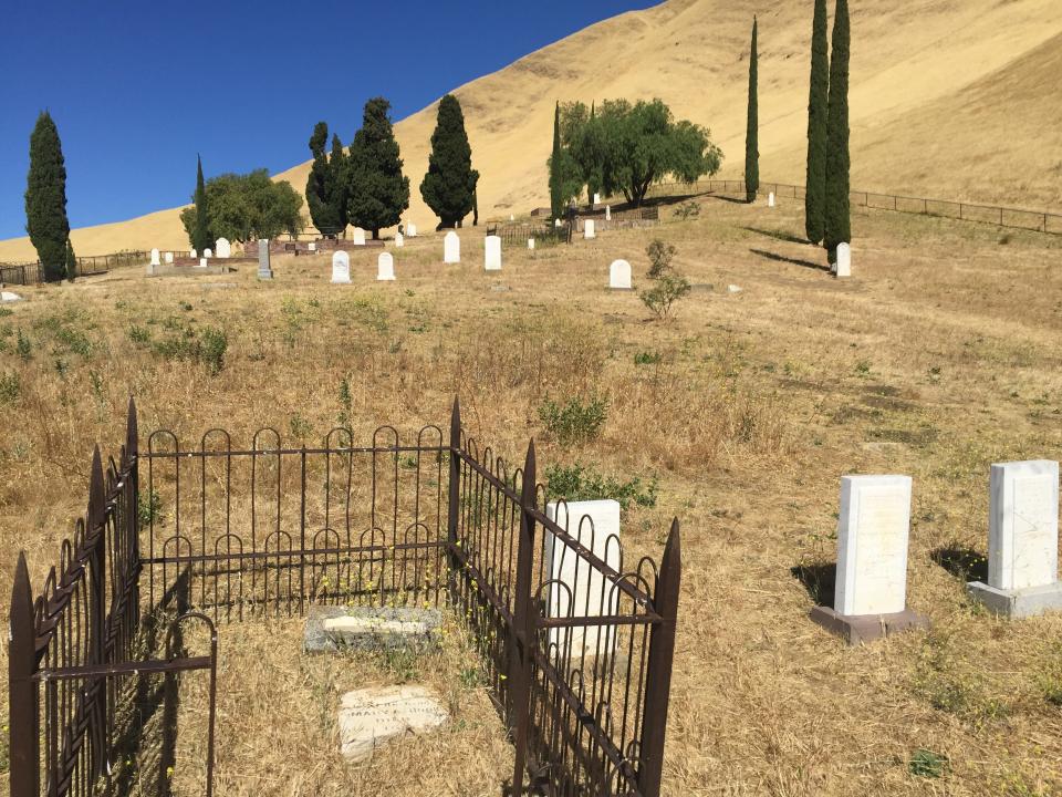 Rose Hill Cemetery, active from the 1850s to early 1900s, contains graves of miners and families in Black Diamond Mines Park.