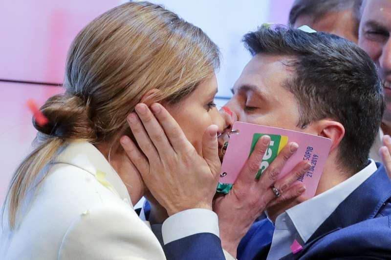 2019年4月21日，烏克蘭舉行總統大選第二輪決選，喜劇演員哲連斯基（Volodymyr Zelensky）當選後親吻妻子（AP）