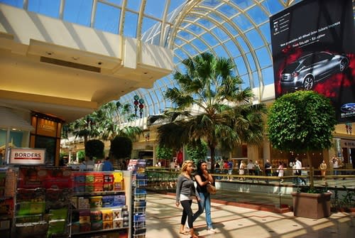 <p><b>13. Chadstone</b></p>Located in Melbourne, the regional shopping center, Chadstone is the first self contained shopping center with about 530 stores and more than 9300 free car parking spaces. The majority of the stores are fashion houses, including luxury labels. Chadstone has $1,157 sales per square foot.<p>(Photo: Wikimedia Commons)</p>