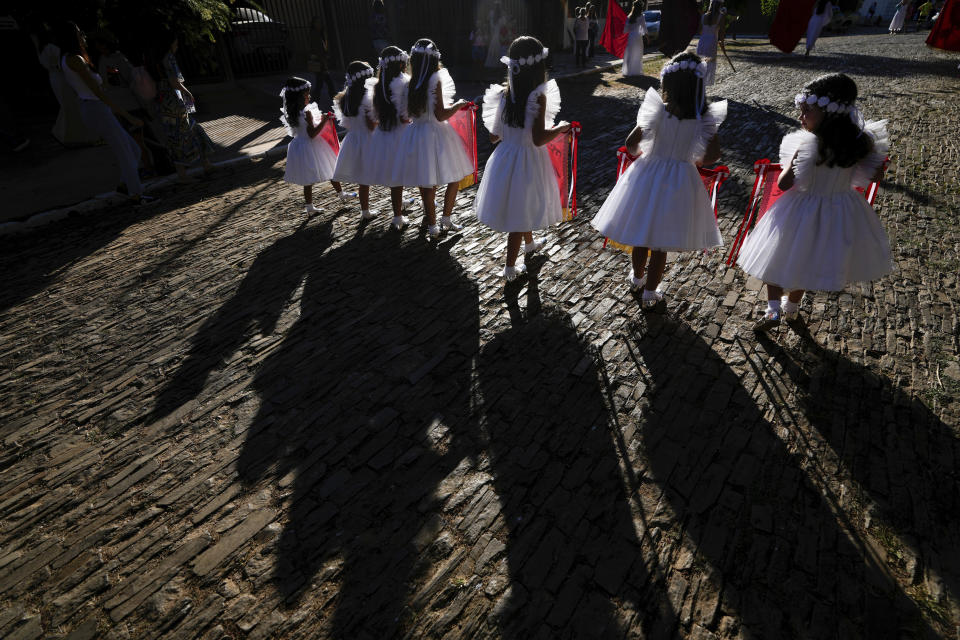 Un grupo de niñas participa en la fiesta de las Cavalhadas, en Pirenópolis, en el estado brasileño de Goiás, el 19 de mayo de 2024. En el siglo XIX, un sacerdote portugués llevó a Brasil la tradición de celebrar el Espíritu Santo y conmemorar la victoria de los caballeros cristianos en las cruzadas. (AP Foto/Eraldo Peres)