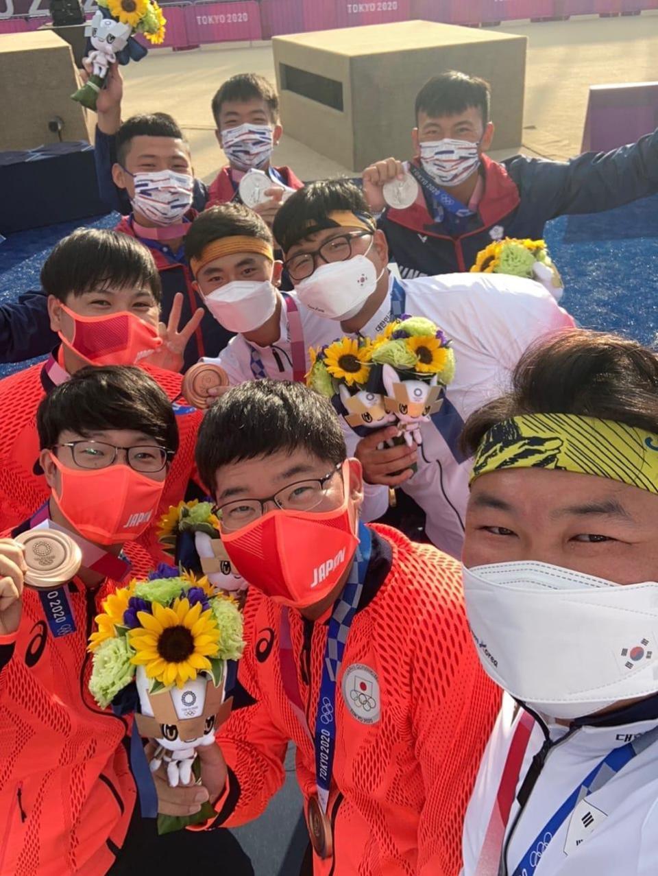 南韓選手吳真赫邀金銀銅三國家一起合影。（翻攝自World Archery Asia臉書）