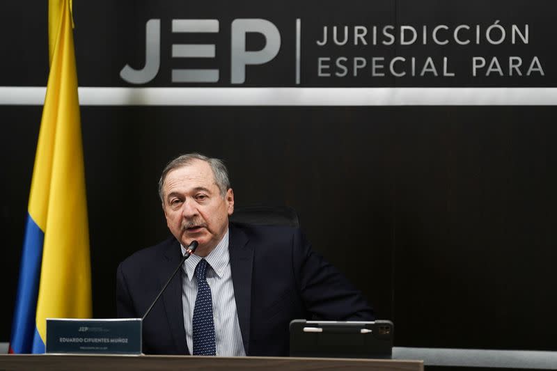 Foto de archivo. El magistrado de la Jurisdicción Especial para la Paz (JEP), Eduardo Cifuentes, habla durante una conferencia de prensa en Bogotá
