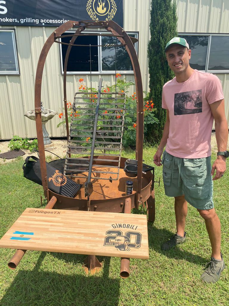 Manu Ginóbili posa junto a la parrilla creada por Fuegos JL
Foto: Gentileza Julián Lanzillota