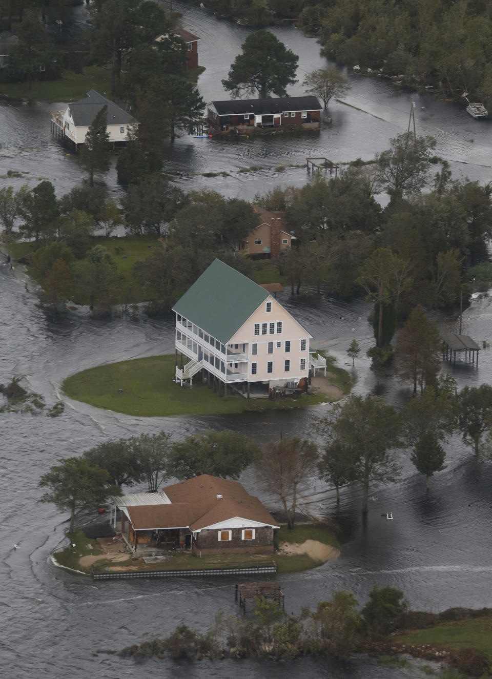 Varias casas entre aguas crecidas por las lluvias que trajo el huracán Florence, ahora tormenta tropical, el sábado 15 de septiembre de 2018 en New Bern, Carolina del Norte. (AP Foto/Steve Helber)