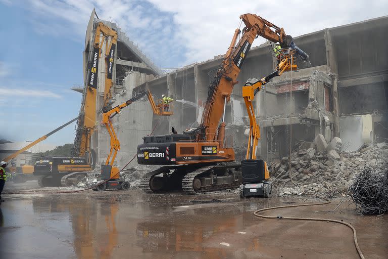 Las tareas de demolición, previas a la reconstrucción del Camp Nou; aquí, en la tribuna sur del estadio de Barcelona