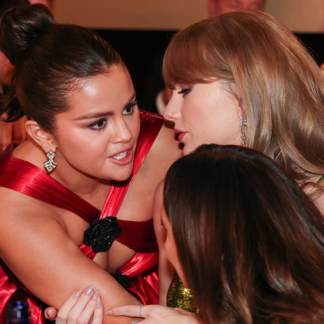 Selena Gomez y Taylor Swift en los Globos de Oro credit:Bang Showbiz