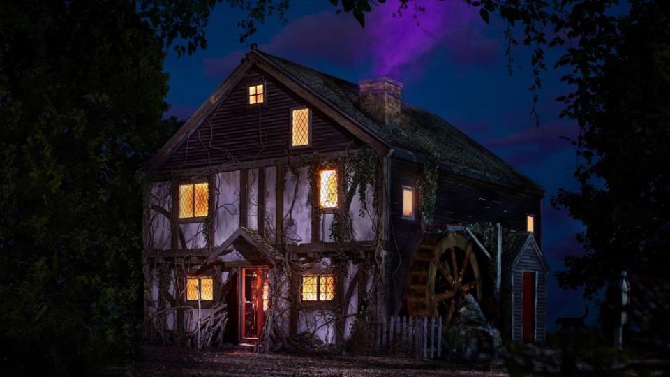 hocus pocus 2 cottage airbnb sanderson sisters