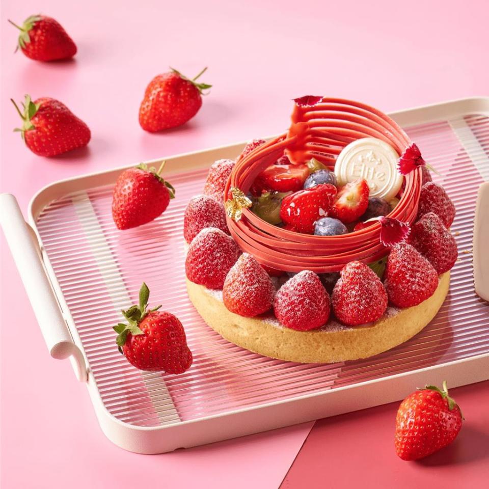 「一禮烘焙」6吋母親節蛋糕「莓好時光」，以甜美草莓為主角。優惠價780元。圖／六福旅遊集團提供