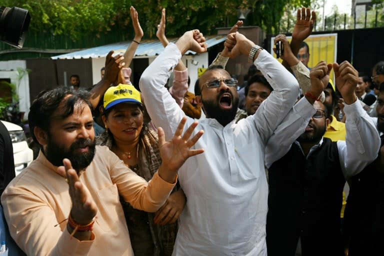 Unos activistas del Partido Aam Adhmi celebran la orden de liberación de prisión del jefe de gobierno de Nueva Delhi, Arvind Kejriwal, decretada por el Tribunal Supremo de India, el 10 de mayo de 2024 (Arun Sankar)