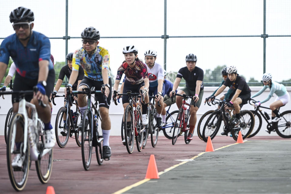 Cyclist learning race techniques at a cycling clinic organised by Prudential Singapore’s cycling club, PRURide Seeker’s Society. (PHOTO: Tour de France Singapore Criterium)