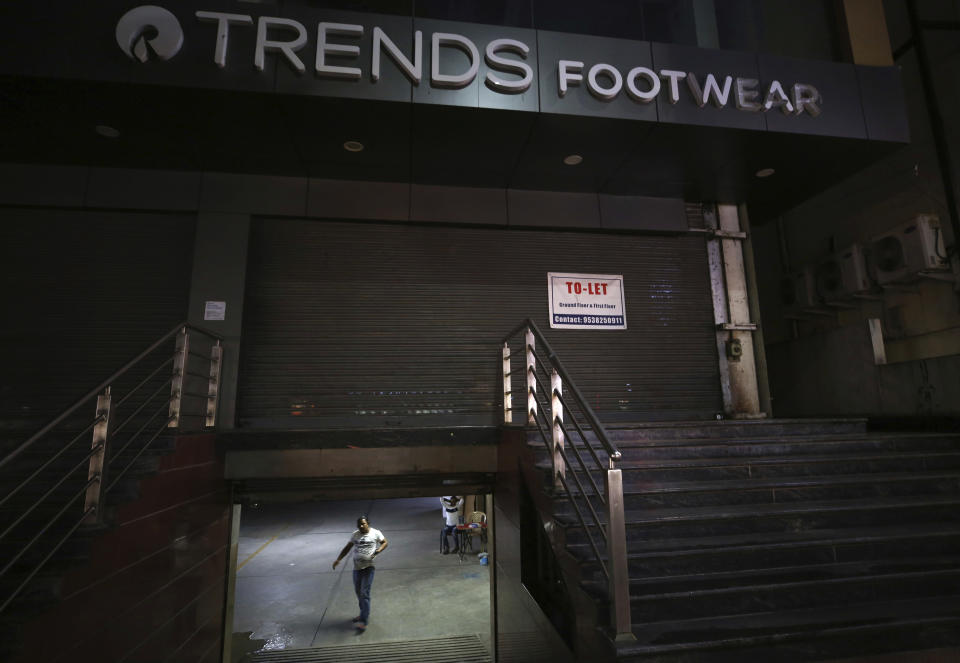 Este comercio, que albergaba una famosa tienda de calzado, ahora está también en alquiler. La marcha de los trabajadores tecnológicos ha golpeado a muchos otros negocios. (AP Photo/Aijaz Rahi)