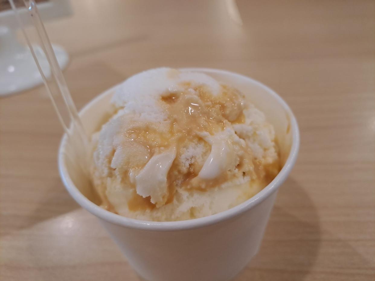 Vanilla ice cream in a cup, with soy sauce.