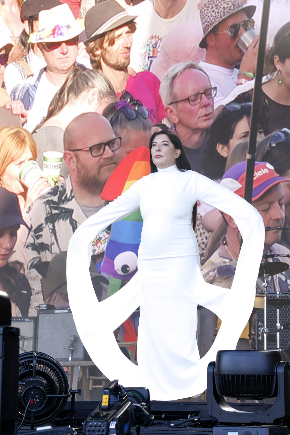 Marina Abramovic invita al público a unirse a siete minutos de silencio en el Festival de Glastonbury en Worthy Farm, Somerset, Inglaterra, el viernes 28 de junio de 2024. (Joel C Ryan/Invision/AP)