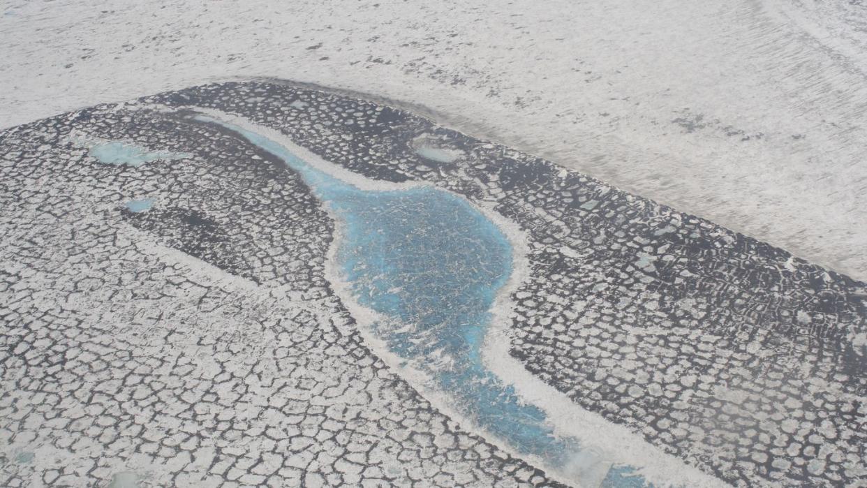 Luftaufnahme der russischen Tundra im Lena-Delta, das das typische Muster der Permafrostgebiete zeigt.