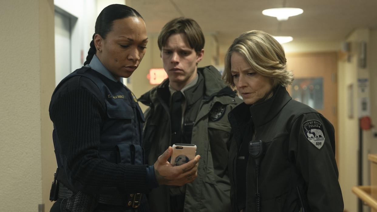  Peter, Danvers and Navarro looking at phone in True Detective: Night Country. 