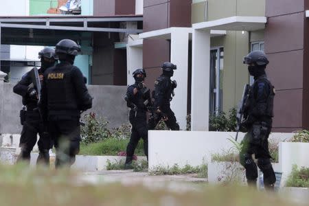 FILE PHOTO: Indonesian anti-terror police from Detachment 88 are seen entering a building during a raid in Batam, Riau Islands, Indonesia, August 5, 2016 in this photo taken by Antara Foto. Antara Foto/M N Kanwa/via REUTERS/File Photo