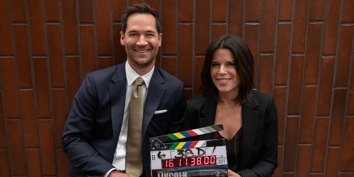 the lincoln lawyer l to r manuel garcia rulfo as mickey haller, neve campbell as maggie mcpherson in episode 201 of the lincoln lawyer cr lara solankinetflix © 2023